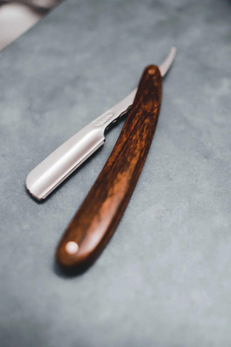 Navaja de barbero con mango de madera